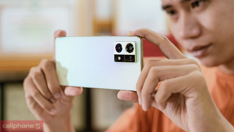 Cụm bốn camera sau Reno8 sắc nét, camera selfie 16MP