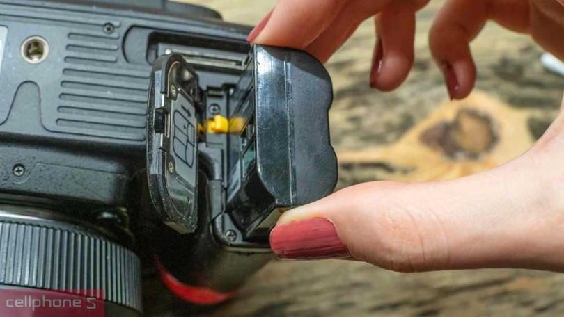 Pin dự phòng cho máy ảnh giúp chụp ảnh ở nơi không có sẵn nguồn điện