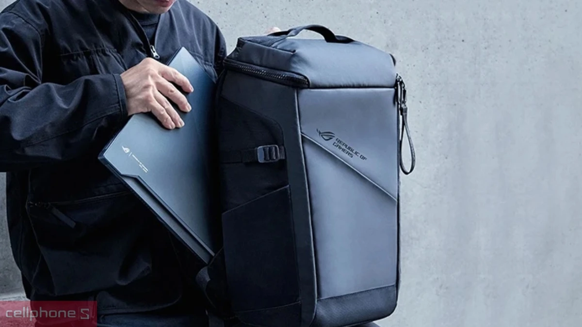 Balo laptop nên có đệm vai và lưng dày, thoáng khí