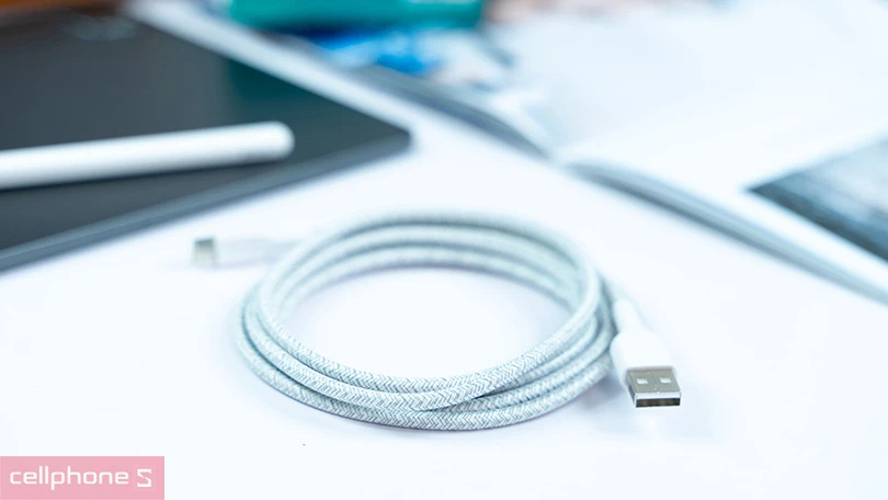Công suất 12W sạc pin nhanh chóng, độ an toàn đạt chuẩn MFi của Apple
