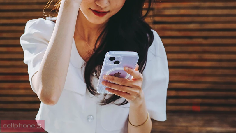 Ốp sườn lưng iPhone 14 vày nhựa thuộc loại cứng (PC)