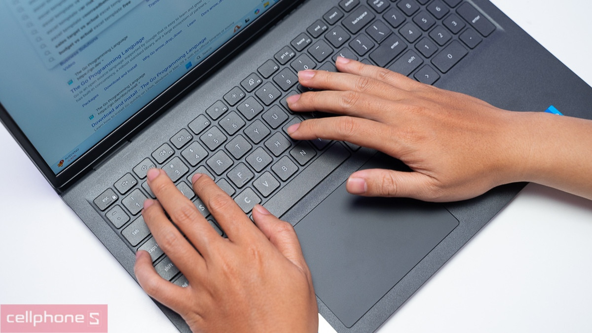 Bàn phím có hành trình phím sâu, Touchpad rộng rãi