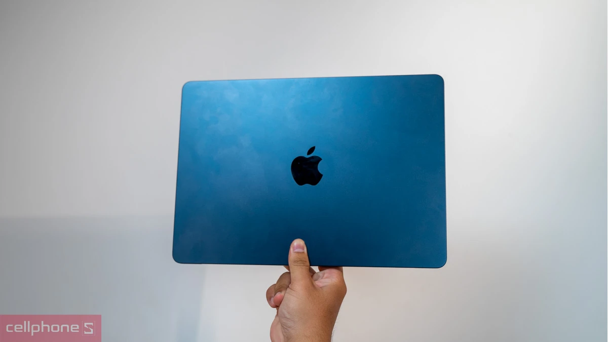 MacBook Air M2 13 inch mỏng nhẹ hơn, mạnh mẽ hơn