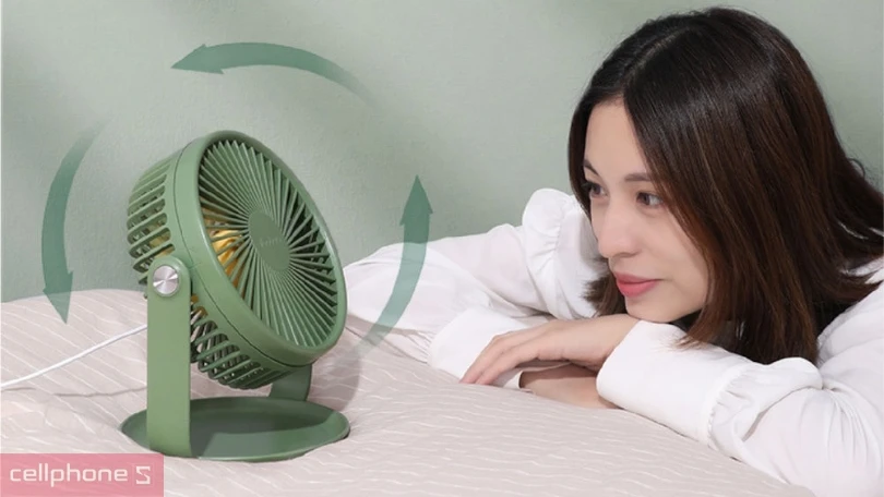 Quạt mini để bàn nhiều mẫu mã, ưu đãi hấp dẫn tại Hà Nội, TP.HCM   Quạt mini để bàn là một thiết bị làm mát tiện lợi, đang rất được ưa chuộng. Với thiết kế linh hoạt, sản phẩm mang đến làn gió mát dễ chịu, phù hợp sử dụng cả trong nhà lẫn ngoài trời. Nếu bạn đang tìm kiếm địa chỉ cung cấp quạt để bàn chính hãng, đa dạng mẫu mã, đừng bỏ qua nội dung dưới đây!  Quạt để bàn mini là gì? Quạt để bàn mini là thiết bị nhỏ gọn, phù hợp với nhiều không gian như bàn làm việc, bàn học, kệ sách hay đầu giường. Với kích thước nhỏ gọn và dễ di chuyển, sản phẩm nhanh chóng trở thành lựa chọn phổ biến của nhiều khách hàng.  (quat-mini-de-ban-1)  Các loại quạt bàn mini thường được trang bị pin sạc, kết nối qua cổng USB hoặc cắm trực tiếp nguồn điện, mang đến sự tiện lợi trong sử dụng. Bên cạnh đó, kiểu dáng thời trang của quạt cũng góp phần tăng tính thẩm mỹ cho không gian.  Tiêu chí chọn mua quạt mini để bàn Khi chọn mua quạt bàn mini, người dùng cần lưu ý nhiều yếu tố để tìm được sản phẩm phù hợp. Dưới đây là một trong những tiêu chí hàng đầu giúp khách hàng dễ dàng chọn được mẫu quạt ưng ý.  Thiết kế, màu sắc của quạt Thiết kế và màu sắc của quạt mini để bàn chính là yếu tố đầu tiên thu hút sự chú ý của người tiêu dùng khi chọn mua. Các mẫu quạt đa số có kích thước nhỏ gọn, kiểu dáng hiện đại và phù hợp với đa dạng phong cách từ trẻ trung, đơn giản đến sang trọng.  (quat-mini-de-ban-2)  Vì vậy, người dùng nên cân nhắc kiểu dáng quạt để bàn sao cho phù hợp với không gian bày trí. Ví dụ, các tông màu cơ bản như trắng, đen, hồng pastel, xanh pastel,...sẽ dễ phối hợp với nhiều phong cách nội thất.  (quat-mini-de-ban-3)  Ngoài ra, người dùng có thể chọn quạt mini theo kiểu đứng, gập gọn, treo tường hoặc tích hợp đèn ngủ,... tùy nhu cầu. Một số dòng thiết bị còn hỗ trợ xoay góc rộng để giúp luồng gió mát được lan tỏa tốt hơn.  Dung lượng pin và công suất quạt Tiêu chí thứ hai khi chọn mua quạt mini để bàn chính là dung lượng pin cũng như công suất thiết bị. Cụ thể:  Dung lượng pin dưới 3000mAh sẽ cung cấp thời lượng quạt mát liên tục khoảng 2-4 tiếng. Dung lượng pin 4000mAh đến 6000mAh sẽ có thời lượng khoảng 6 đến 10 tiếng, lý tưởng để làm mát trong cả ngày dài. Dung lượng pin 10000mAh trở lên sẽ phù hợp với người dùng sử dụng quạt tần suất cao, cung cấp thời lượng từ 15 đến 20 tiếng. (quat-mini-de-ban-4)  Lưu ý: dung lượng và thời lượng pin chỉ mang tính tham khảo, tùy thuộc vào thương hiệu, model,... sẽ có sự chênh lệch nhất định. Ngoài ra, công suất của các mẫu quạt để bàn mini thường dao động từ 3W đến 10W, đủ để tạo luồng gió mát trong phạm vi gần.  Quạt sạc hay quạt cắm điện Quạt điện mini để bàn thường được chia thành hai loại và tùy cách thức sử dụng, khách hàng có thể chọn một trong hai loại sau:  Quạt tích điện mini để bàn (quạt sạc): Không cần cắm điện nên sẽ linh hoạt trong sử dụng, có thể dễ dàng thay đổi nơi bày trí hay có thể dùng ngoài trời. Quạt điện mini để bàn kết nối ổ cắm/USB: Không lo về pin, hoạt động liên tục không giới hạn. Tuy nhiên sẽ bị hạn chế về di chuyển, cần có nguồn điện mới sử dụng được. (quat-mini-de-ban-5)  Người dùng có thể lựa chọn loại quạt mini thích hợp để đáp ứng nhu cầu làm mát hiệu quả. Ngoài ra, hiện nay còn có nhiều mẫu thiết bị kết hợp vừa có thể sạc pin, vừa có thể kết nối nguồn điện để nâng cao sự tiện lợi trong sử dụng.  Độ ồn của quạt để bàn Độ ồn là một trong những yếu tố quan trọng ảnh hưởng trực tiếp đến trải nghiệm khi sử dụng quạt mini để bàn. Sản phẩm có nhiều mức độ tiếng ồn vì vậy người dùng cần lưu ý nên chọn mức ồn dưới 40dB để đảm bảo yên tĩnh khi làm mát.  (quat-mini-de-ban-6)  Quạt mini có độ ồn trên 40dB có thể gây khó chịu khi sử dụng trong phòng kín hoặc môi trường cần sự yên tĩnh. Ngoài ra, nên chọn thiết bị trang bị động cơ không chổi than hay tích hợp công nghệ giảm tiếng ồn để tối ưu trải nghiệm.  Một số mẫu quạt để bàn mini phổ biến hiện nay Hiện nay, thị trường có nhiều mẫu quạt mini để bàn đa dạng, mang đến nhiều lựa chọn cho người dùng. Nếu bạn còn phân vân chưa biết chọn mẫu quạt mini nào, hãy tham khảo ngay những gợi ý dưới đây!  Quạt mini để bàn Xiaomi Mijia Rechargeable tích hợp pin Quạt điện mini Xiaomi Mijia Rechargeable để bàn sở hữu thiết kế tinh giản đặc trưng của nhà Xiaomi. Sản phẩm tích hợp pin có dung lượng 4000mAh, cổng sạc Micro USB giúp cung cấp thời lượng làm mát vượt trội đến 18 giờ.  (quat-mini-de-ban-7)  Quạt mini để bàn Mijia Rechargeable có thể điều chỉnh 4 chế độ gió linh hoạt. Đặc biệt, thiết kế 7 cánh quạt mô phỏng sinh học cùng khả năng xoay phạm vi 90° giúp lan tỏa luồng gió hiệu quả hơn.  Quạt để bàn tích điện Jisulife FA26 4500mAh Quạt tích điện mini để bàn Jisulife FA26 là một lựa chọn lý tưởng với thiết kế trẻ trung, siêu mỏng để có thể mang theo di chuyển tiện lợi. Sản phẩm cung cấp luồng gió ổn định, mát mẻ với công suất 4W, tốc độ gió 3m/s giúp làm mát tốt trong phạm vi gần.  (quat-mini-de-ban-8)  Quạt mini để bàn Jisulife còn được trang bị viên pin 4500mAh mạnh mẽ, hỗ trợ 4 chế độ gió dễ dàng điều chỉnh. Ngoài ra, với độ ồn dưới 40dB, thiết bị có thể đặt trong phòng ngủ, phòng làm việc mà không lo tiếng ồn gây phiền toái.  Quạt để bàn mini Yoobao F2 Pro tích điện 10000mAh Quạt mini Yoobao F2 Pro chính là một lựa chọn lý tưởng dành cho người dùng đang tìm kiếm sản phẩm có dung lượng pin lớn, thiết kế tiện lợi. Với viên pin 10000mAh, quạt để bàn mini Yoobao có thể cung cấp thời gian làm mát lâu dài từ 12 đến 50 giờ (tùy mức gió).  (quat-mini-de-ban-9)  Quạt có thể tùy chỉnh 3 mức độ gió khác nhau với một nút bấm đơn giản. Sản phẩm trang bị cổng USB Type-C giúp sạc pin nhanh chóng hoặc dễ dàng kết nối với sạc dự phòng hay laptop để nạp pin.  Quạt để bàn mini GOOJODOQ GFS008 Quạt mini để bàn GOOJODOQ GFS008 có thiết kế tiện lợi khi có thể điều chỉnh được góc xoay dọc đến 90o giúp lan tỏa gió mát bao quát hơn. Thiết kế với lỗ khóa gắn tường nên ngoài để bàn, người dùng còn có thể treo sản phẩm lên tường để tiết kiệm diện tích.  (quat-mini-de-ban-10)  Quạt để bàn GOOJODOQ sử dụng động cơ không chổi than kết hợp 7 cánh góc lớn cho tốc độ gió đạt 6m/s, làm mát mạnh mẽ trong phạm vi gần. Ngoài ra, độ ồn sản phẩm dưới 35dB cho làn gió siêu êm, yên tĩnh cho giấc ngủ ngon, không bị làm phiền.  Quạt để bàn mini Xiaomi Lydsto XD-ZMXHS02 Một trong những mẫu quạt để bàn tích điện đáng sở hữu chính là Xiaomi Lydsto XD-ZMXHS02. Sản phẩm tích hợp 3 cấp độ gió vì vậy sẽ giúp người dùng tùy chỉnh mức độ phù hợp với không gian, mang lại không khí thoải mái, mát mẻ.  (quat-mini-de-ban-11)  Quạt Xiaomi Lydsto có dung lượng pin 2400mAh cho thời lượng làm mát ấn tượng. Độ ồn thiết bị dưới 40dB yên tĩnh hơn khi hoạt động. Ngoài ra, sản phẩm còn có tính năng hẹn giờ đến 6 tiếng giúp người dùng dễ dàng kiểm soát thời gian sử dụng.  Quạt để bàn mini có giá bao nhiêu? Các sản phẩm quạt mini để bàn có giá bán đa dạng, tùy thuộc vào thương hiệu, mẫu mã cũng như tính năng tích hợp, dung lượng pin,.... Một số phân khúc phổ biến:  Giá dưới 200.000VNĐ: Các mẫu quạt mini cơ bản, công suất thấp, ít tính năng tích hợp. Giá từ 200.000VNĐ - 500.000VNĐ: Quạt có thiết kế hiện đại, có thể tùy chỉnh nhiều mức độ gió, dung lượng pin vừa phải. Giá từ 500.000VNĐ - 1.000.000VNĐ: Các mẫu quạt mini để bàn cao cấp, tích hợp tính năng thông minh, độ ồn thấp, dung lượng pin lớn. Giá trên 1.000.000VNĐ: Các mẫu quạt sang trọng, tính năng hiện đại, thuộc các thương hiệu lớn, đa chế độ làm mát và có dung lượng pin khủng. (quat-mini-de-ban-12)  Với phân khúc giá đa dạng, người dùng có thể dễ dàng chọn lựa sản phẩm phù hợp với ngân sách mong muốn. Vì vậy, hãy cân nhắc kỹ nhu cầu sử dụng và khả năng tài chính để lựa chọn thiết bị phù hợp.  Mua quạt để bàn mini giá rẻ, chính hãng tại CellphoneS Quạt mini để bàn chính là một thiết bị tiện lợi cung cấp luồng gió mát linh hoạt dù là trong nhà hay ngoài trời. Hiện khách hàng có thể mua các sản phẩm đa dạng tại CellphoneS với mức giá ưu đãi, chính sách bảo hành minh bạch và lâu dài.  (quat-mini-de-ban-13)  CellphoneS cung cấp các mẫu quạt mini để bàn chính hãng từ nhiều thương hiệu uy tín, hỗ trợ trả góp linh hoạt. Ngoài ra, CellphoneS còn hỗ trợ miễn phí giao hàng toàn quốc cho đơn đặt hàng tại cellphones.com.vn.