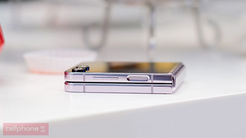 Trải nghiệm mới mẻ hơn với màn hình phụ lên tới 3.4 inch