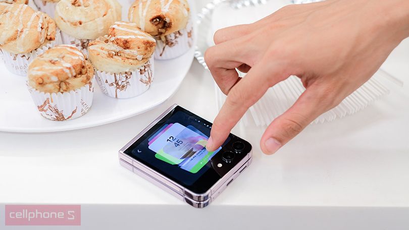Trải nghiệm mới mẻ hơn với màn hình phụ lên tới 3.4 inch