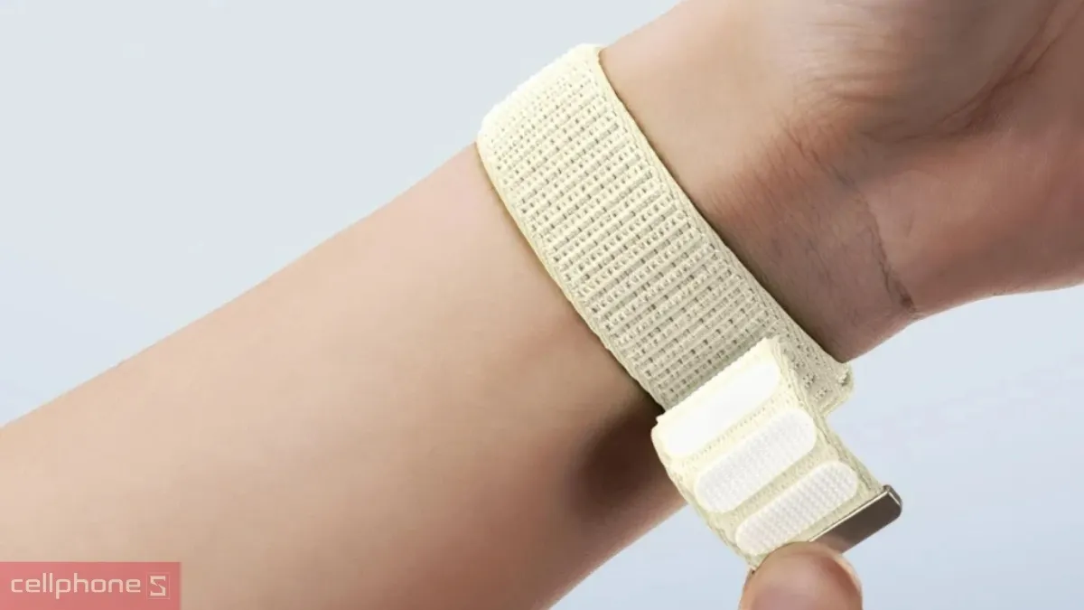 Dây đồng hồ thông minh với kiểu khóa thuận tiện khi tháo mở