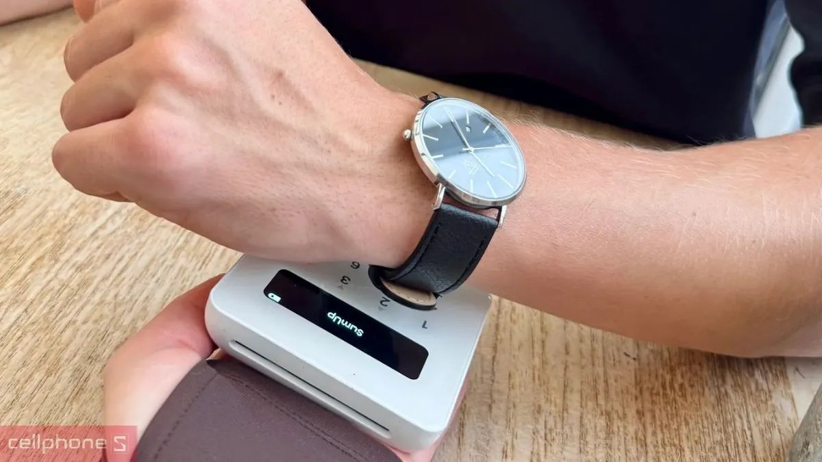 Dây đồng hồ thông minh tích hợp NFC hỗ trợ thanh toán một chạm