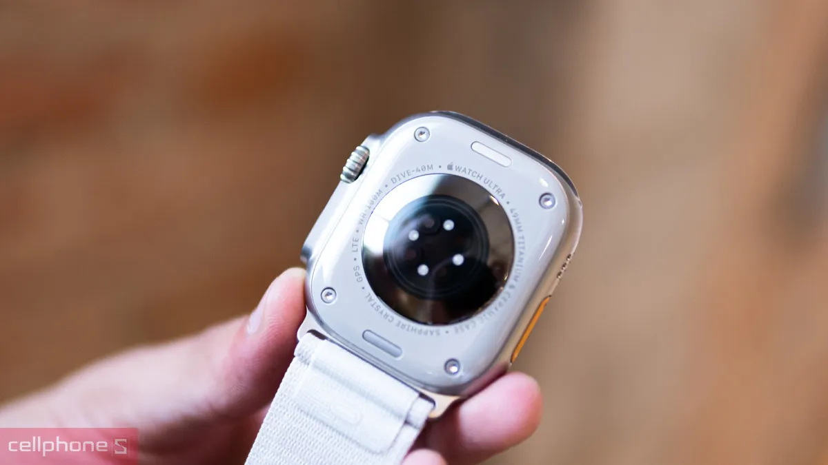 Đồng hồ thông minh chống nước Apple Watch Ultra hỗ trợ lặn 40 mét