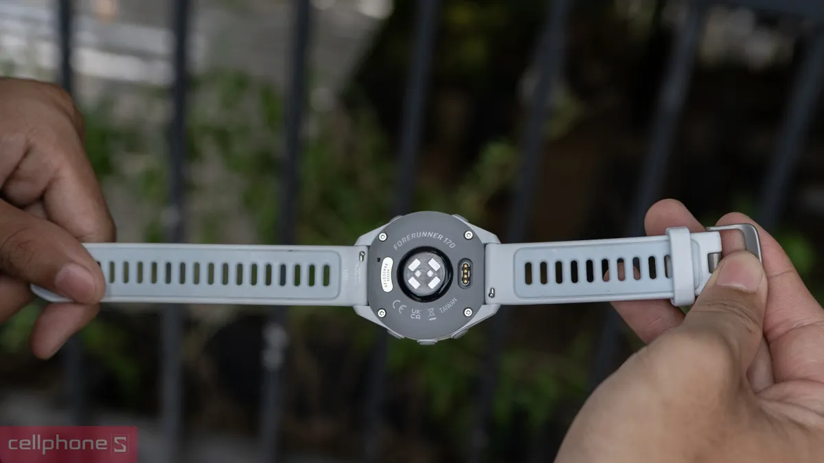 Đồng hồ thông minh chống nước Garmin dễ thao tác khi chạy dưới mưa