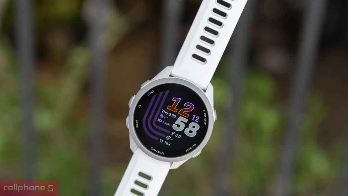 Đồng hồ thông minh chống nước có GPS hỗ trợ ghi nhận đường bơi ngoài trời