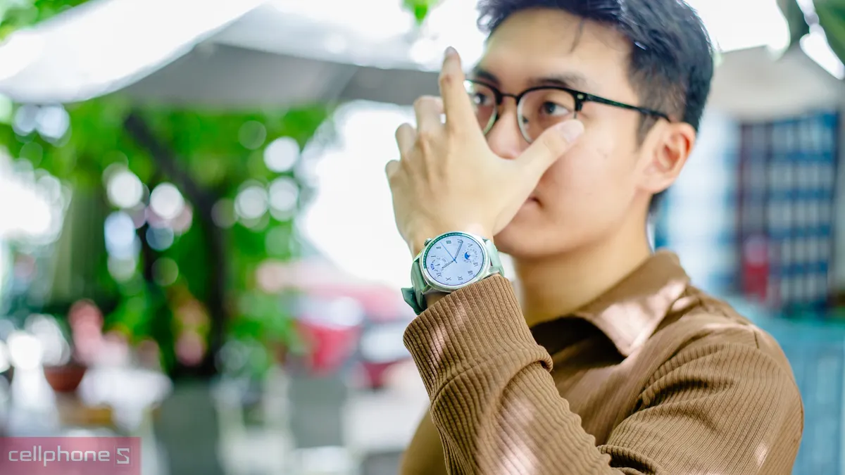 Đồng hồ thông minh chống nước cần tránh bấm nút khi đang ngập nước