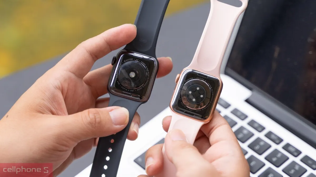 Kiểm tra ngoại hình và màn hình cảm ứng khi chọn mua Apple Watch cũ