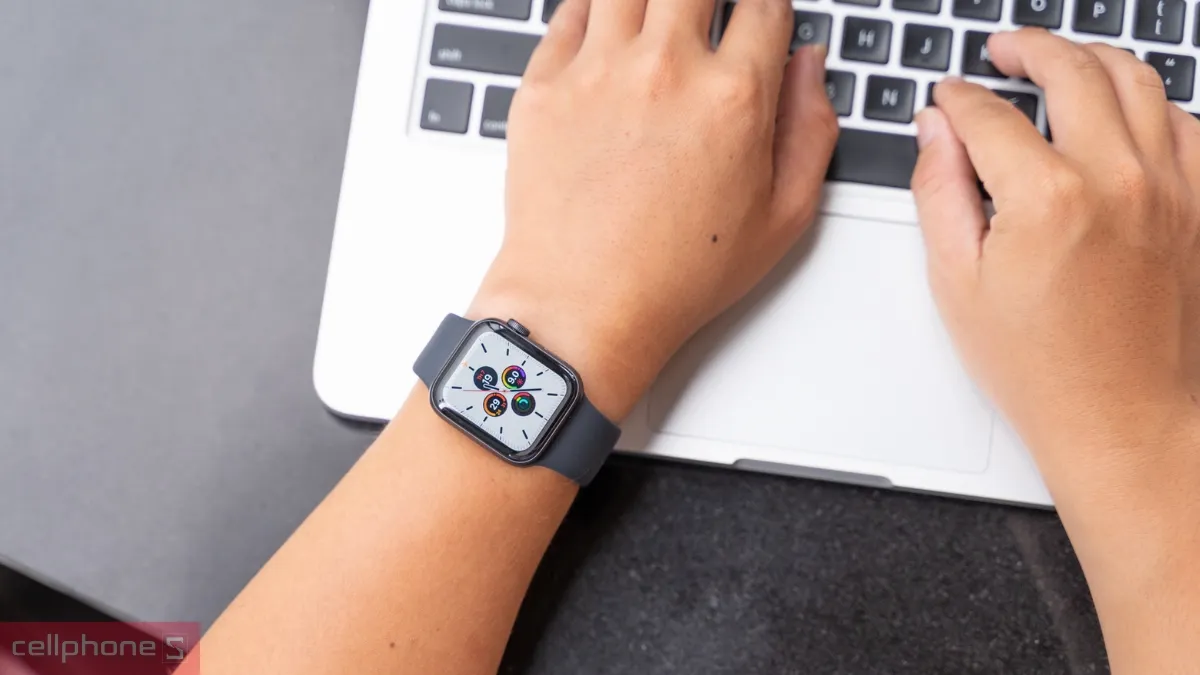 Apple Watch SE cũ sở hữu thiết kế gọn nhẹ với mức giá dễ tiếp cận
