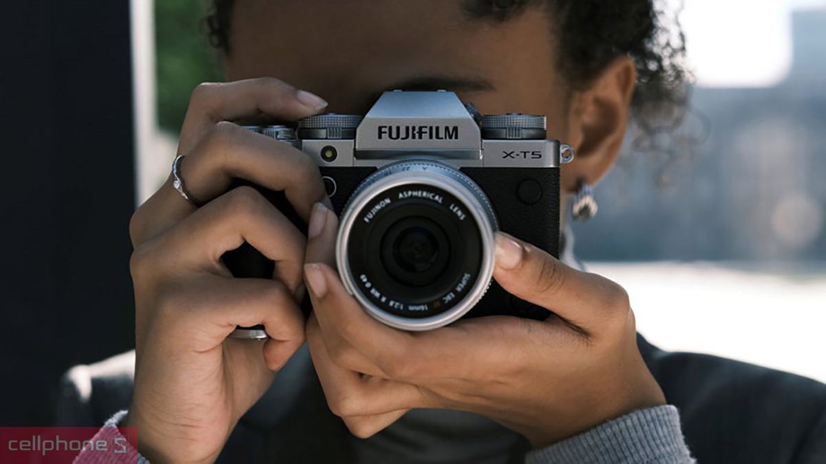 Fujifilm X-T5 với màn hình lật ba hướng linh hoạt