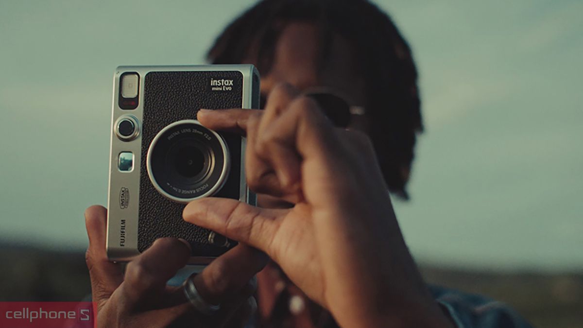 Instax Mini Evo sở hữu thiết kế phong cách retro