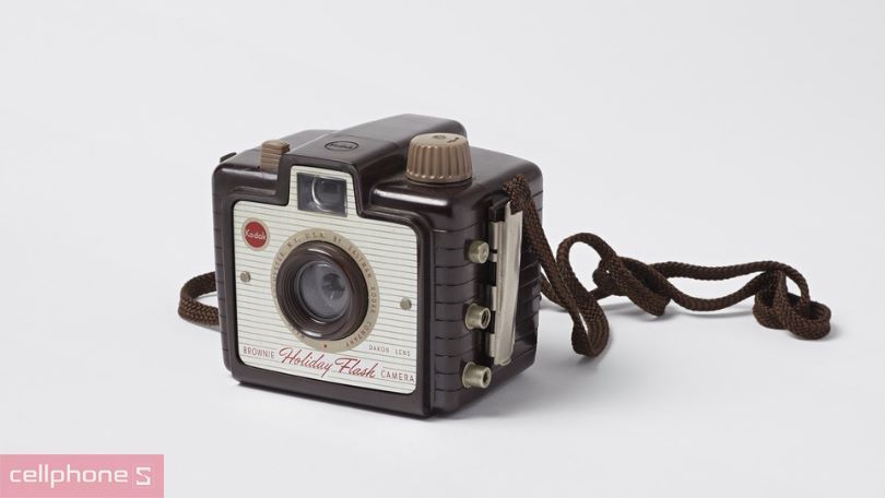 Máy chụp hình Kodak Brownie là máy ảnh phm được sản xuất đầu tiên Máy chụp hình Kodak Brownie là máy ảnh phm được sản xuất đầu tiên