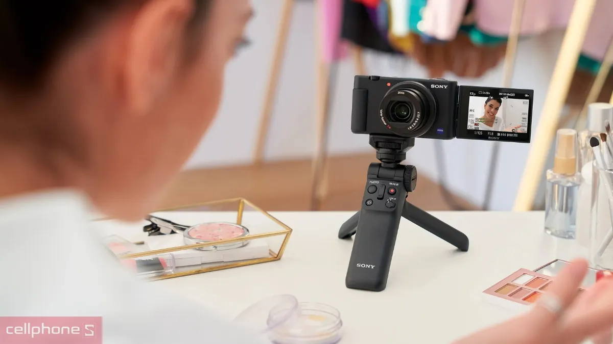 Sony ZV được phát triển với cả phiên bản compact và mirrorless