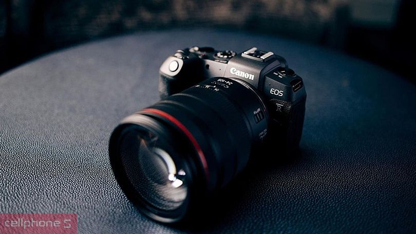 Thiết kế báng cầm sâu và menu trực quan của Canon
