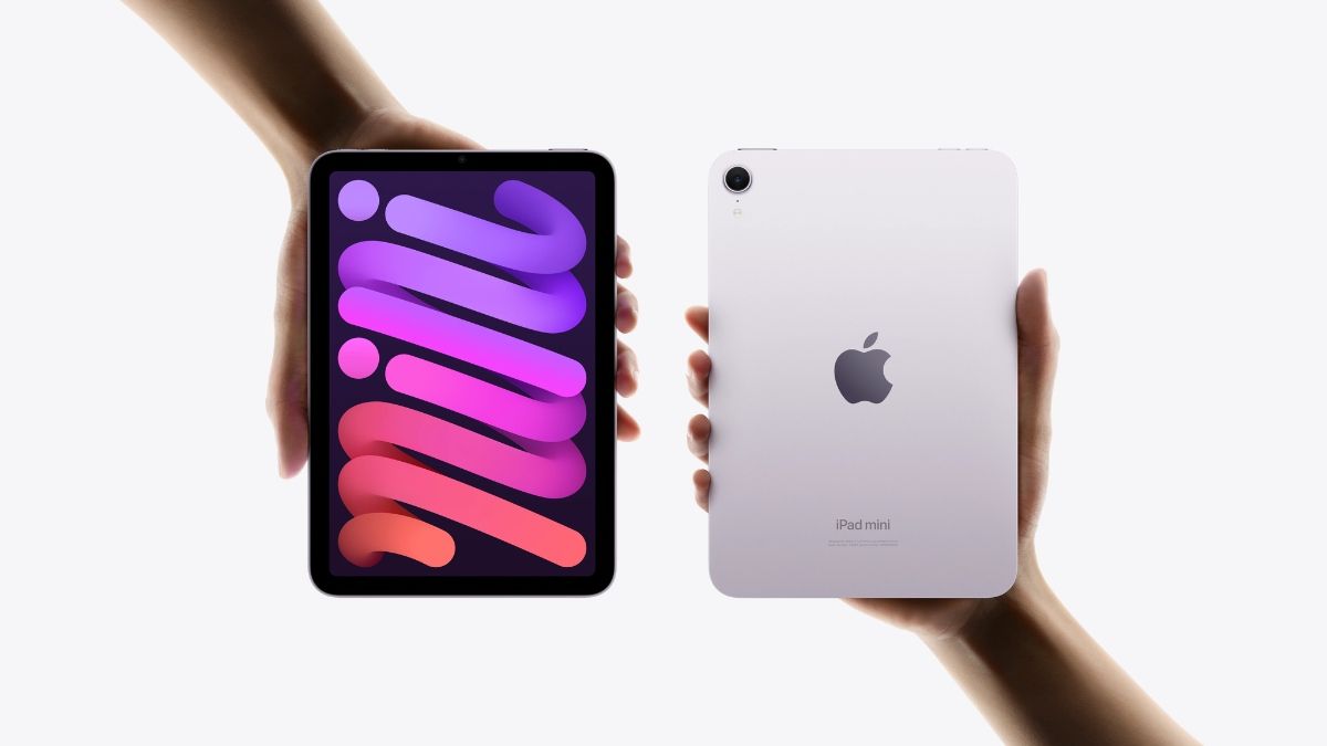Người dùng cầm iPad mini dễ dàng bằng một tay nhờ thiết kế nhỏ gọn