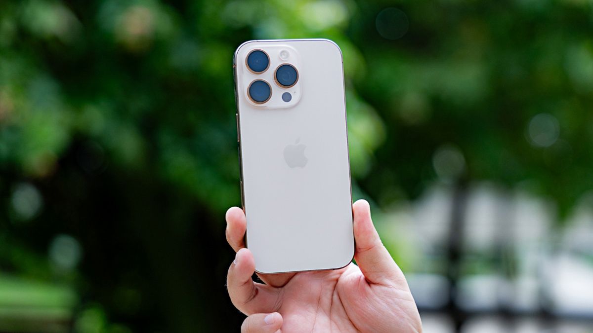 Camera ba ống kính và khung titan dòng iPhone Pro cho trải nghiệm cao cấp