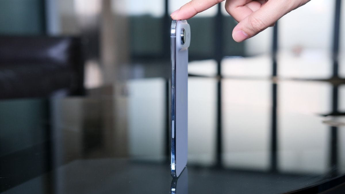 iPhone Air có thân máy mỏng nhẹ, cầm nắm thoải mái khi dùng cả ngày