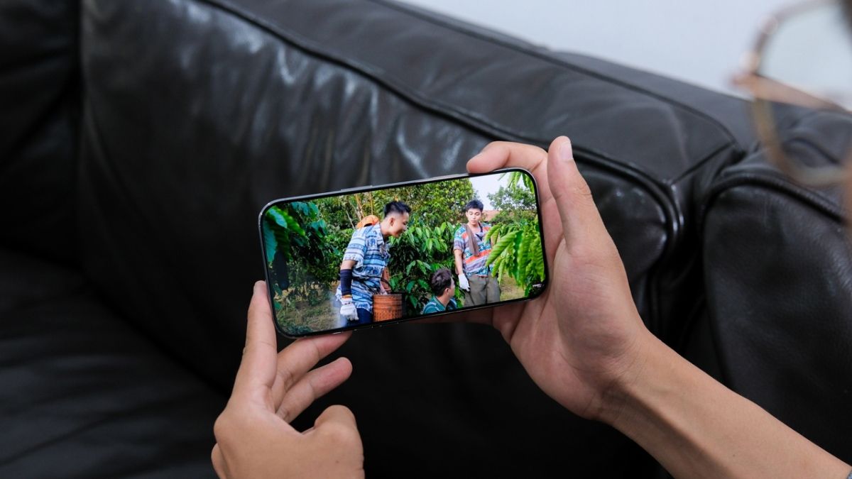 iPhone Air có thân máy mỏng nhẹ, cầm xem video thoải mái hơn