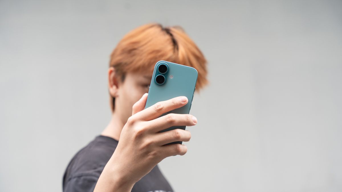 iPhone tiêu chuẩn phù hợp nhắn tin, lướt mạng xã hội suốt cả ngày