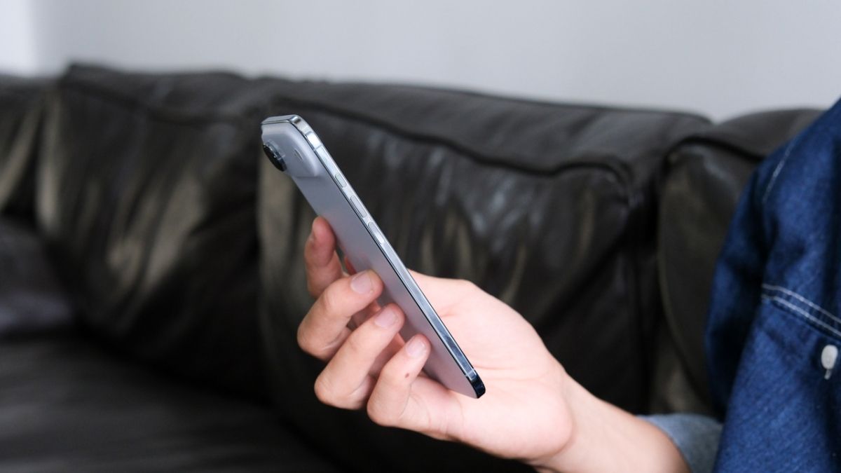 iPhone Air thân máy mỏng, gọn nhẹ khi cầm nắm cả ngày