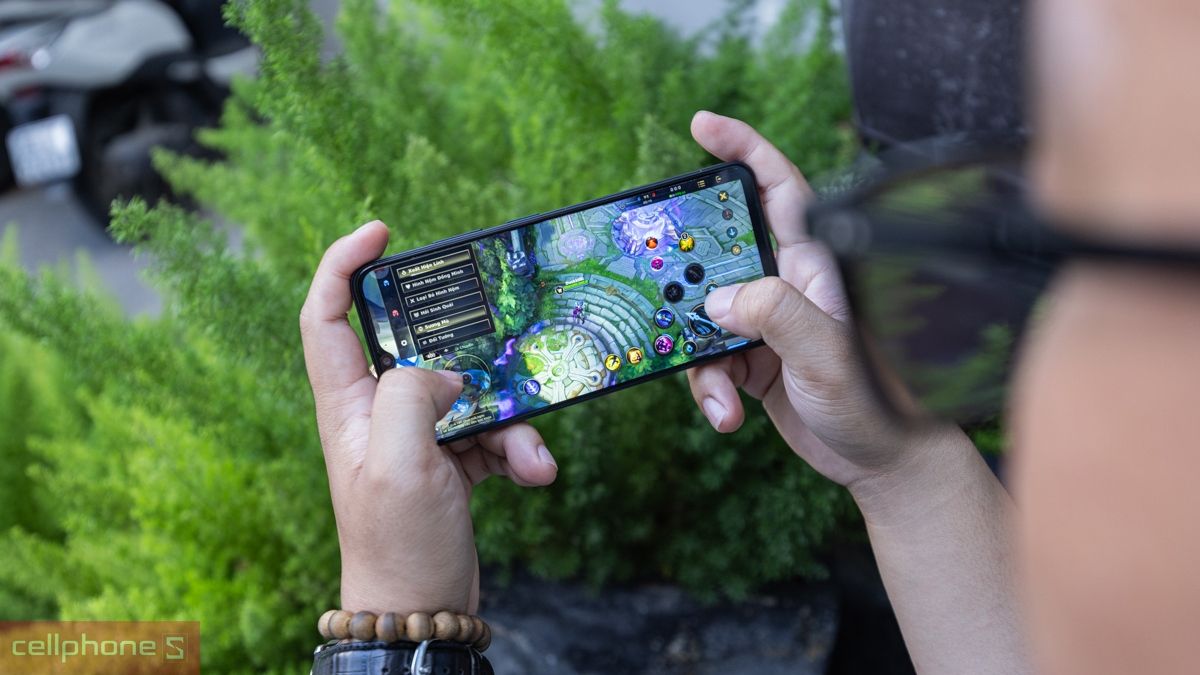 Trải nghiệm chơi game liên quân mượt mà ngoài trời trên màn hình điện thoại Nubia Neo Trải nghiệm chơi game liên quân mượt mà ngoài trời trên màn hình điện thoại Nubia Neo