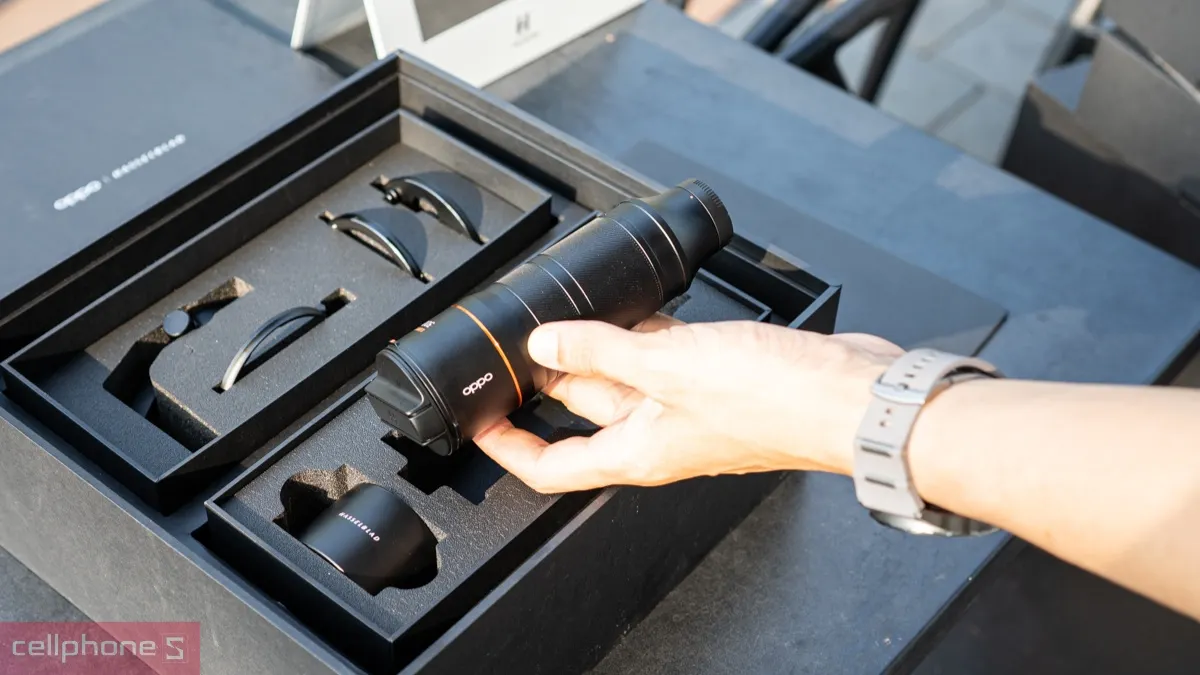 OPPO Find X9 Ultra gắn ống kính tele rời 300mm của bộ Hasselblad Explorer Kit OPPO Find X9 Ultra gắn ống kính tele rời 300mm của bộ Hasselblad Explorer Kit