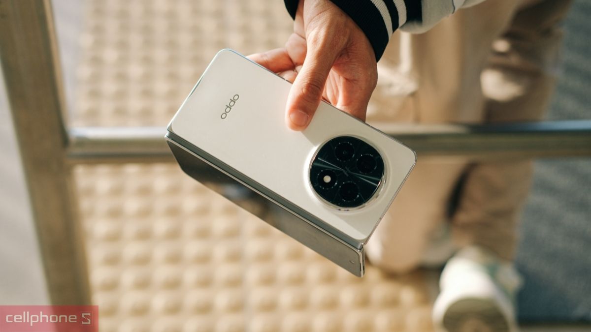 Trên tay mẫu điện thoại OPPO Find N series với thiết kế màn hình gập siêu mỏng nhẹ và thời thượng Trên tay mẫu điện thoại OPPO Find N series với thiết kế màn hình gập siêu mỏng nhẹ và thời thượng