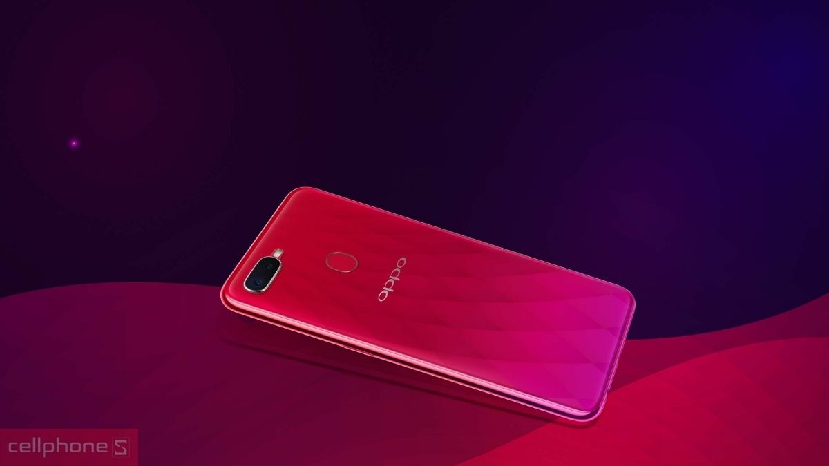 Kiểu dáng bo cong mềm mại và mặt lưng phối màu đỏ hồng lấp lánh của dòng điện thoại OPPO Kiểu dáng bo cong mềm mại và mặt lưng phối màu đỏ hồng lấp lánh của dòng điện thoại OPPO