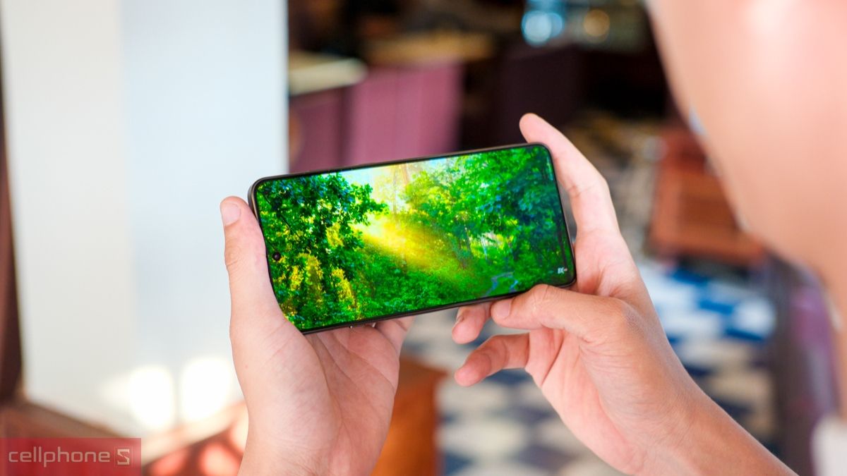 Trải nghiệm xem phim giải trí sắc nét trên màn hình tràn viền khi chọn điện thoại OPPO theo nhu cầu Trải nghiệm xem phim giải trí sắc nét trên màn hình tràn viền khi chọn điện thoại OPPO theo nhu cầu