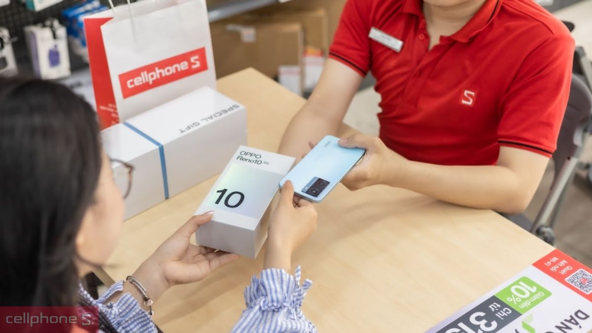 Khách hàng được nhân viên CellphoneS tư vấn hỗ trợ kiểm tra máy và giải đáp dịch vụ hậu mãi khi mua điện thoại OPPO Khách hàng được nhân viên CellphoneS tư vấn hỗ trợ kiểm tra máy và giải đáp dịch vụ hậu mãi khi mua điện thoại OPPO