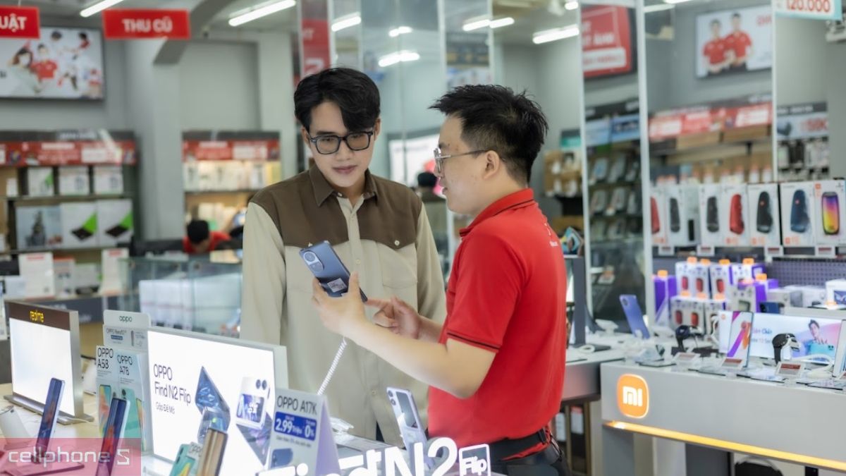 Nhân viên CellphoneS tận tình tư vấn và hỗ trợ khách hàng trải nghiệm thực tế điện thoại OPPO tại quầy Nhân viên CellphoneS tận tình tư vấn và hỗ trợ khách hàng trải nghiệm thực tế điện thoại OPPO tại quầy