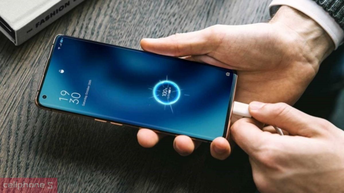Cắm sạc nhanh SUPERVOOC giúp nạp đầy viên pin điện thoại OPPO một cách nhanh chóng và an toàn Cắm sạc nhanh SUPERVOOC giúp nạp đầy viên pin điện thoại OPPO một cách nhanh chóng và an toàn