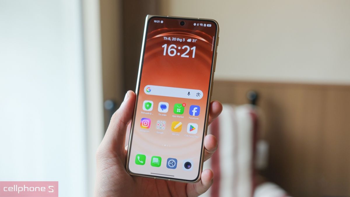 Cận cảnh màn hình sắc nét với viền siêu mỏng trên tay người dùng dt OPPO đời mới Cận cảnh màn hình sắc nét với viền siêu mỏng trên tay người dùng dt OPPO đời mới