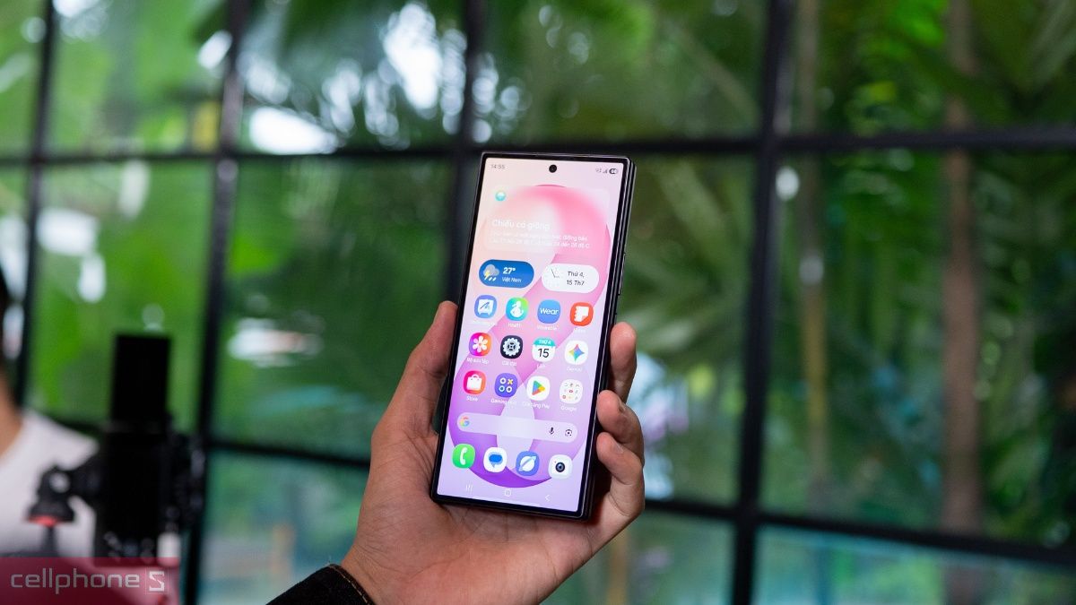 Thiết kế thân rộng của Samsung Galaxy Z Fold 8 1TB giúp thao tác một tay dễ dàng
