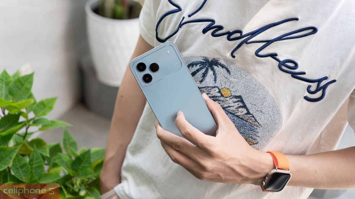 Trên tay điện thoại TECNO màu xanh dương nhạt thiết kế trẻ trung giá bình dân Trên tay điện thoại TECNO màu xanh dương nhạt thiết kế trẻ trung giá bình dân
