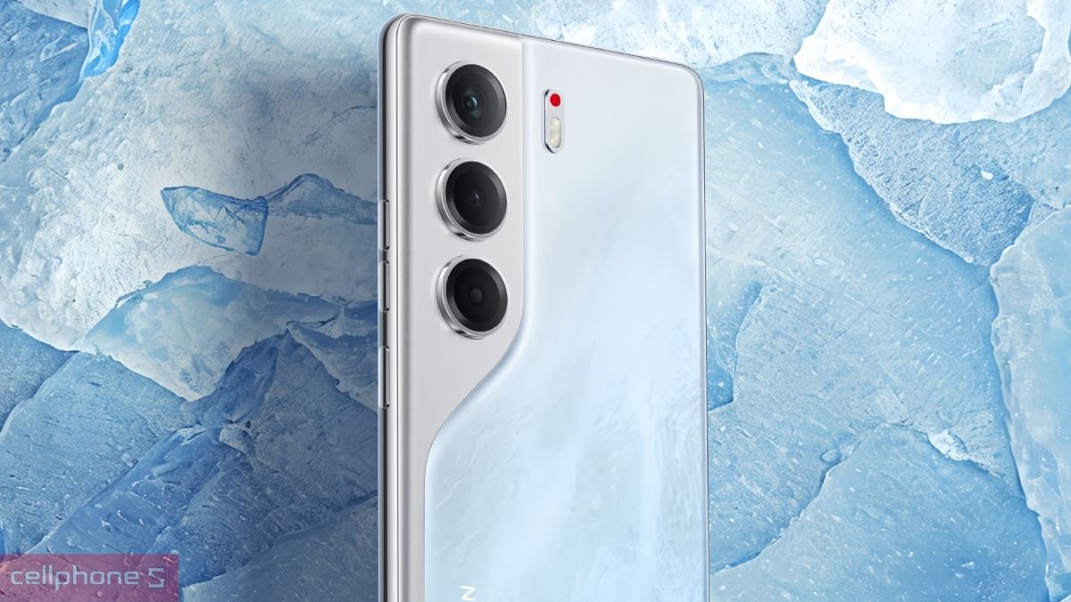 Thiết kế cụm camera sau xếp dọc cao cấp trên điện thoại TECNO màu xanh băng Thiết kế cụm camera sau xếp dọc cao cấp trên điện thoại TECNO màu xanh băng