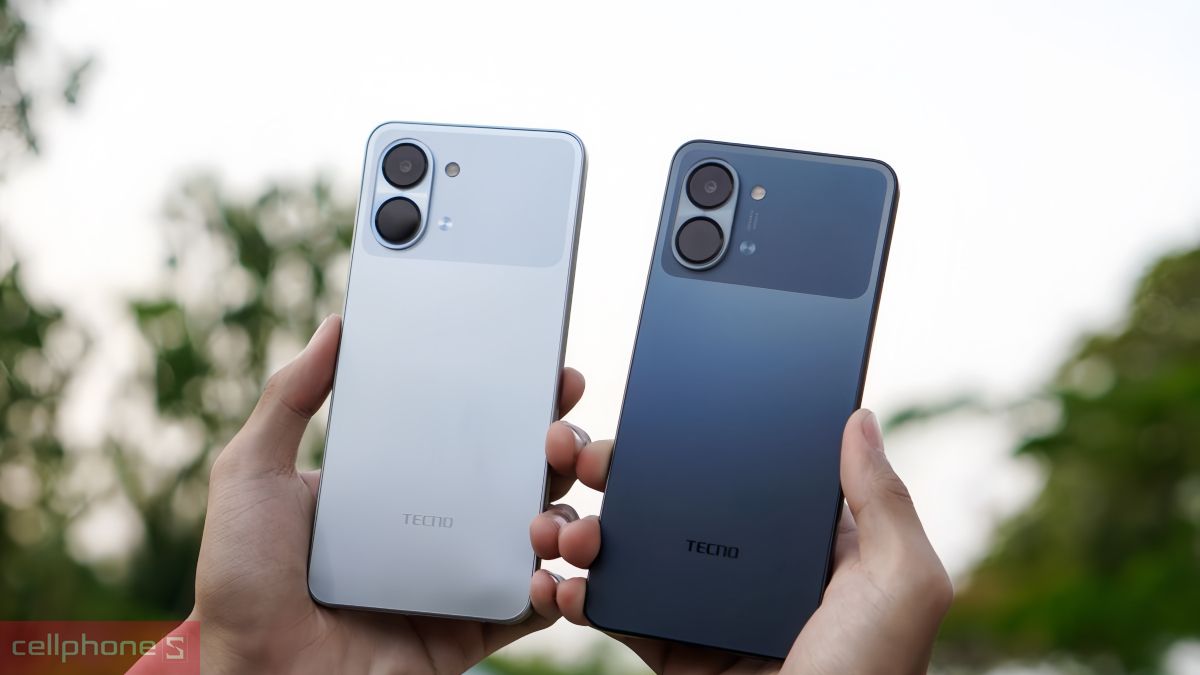 Hai phiên bản màu sắc mặt lưng trắng bạc và xanh đen của điện thoại TECNO đặt cạnh nhau Hai phiên bản màu sắc mặt lưng trắng bạc và xanh đen của điện thoại TECNO đặt cạnh nhau
