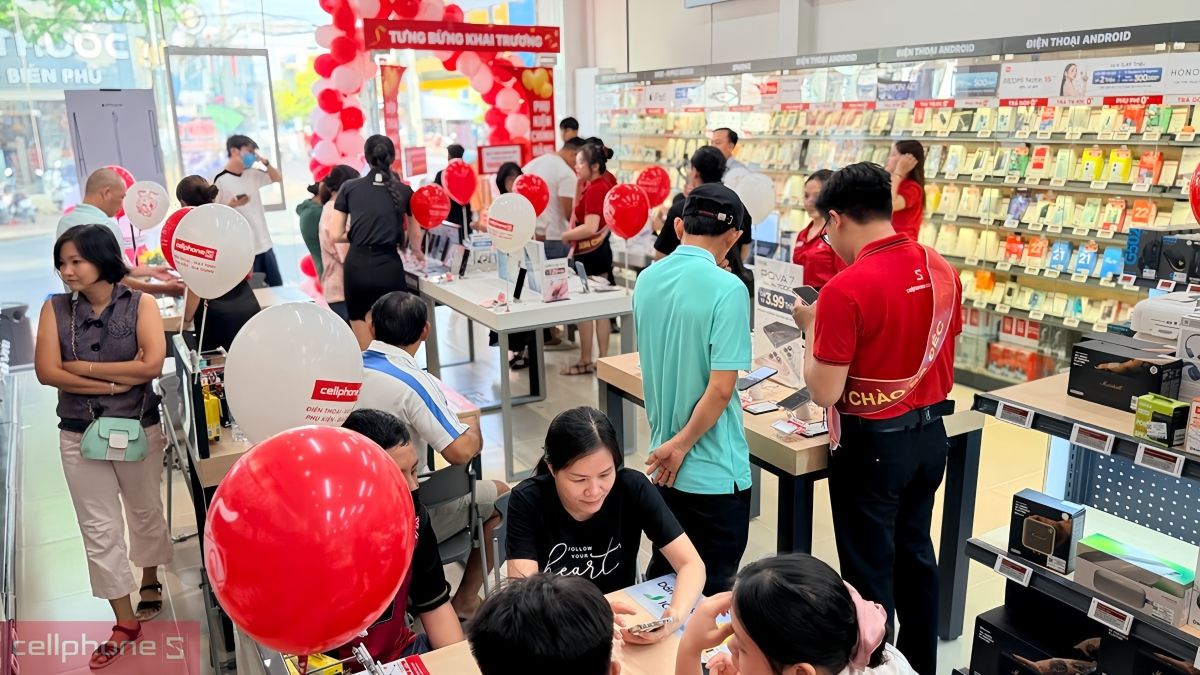 Khách hàng đông đúc trải nghiệm và mua sắm điện thoại thông minh TECNO tại hệ thống cửa hàng CellphoneS Khách hàng đông đúc trải nghiệm và mua sắm điện thoại thông minh TECNO tại hệ thống cửa hàng CellphoneS
