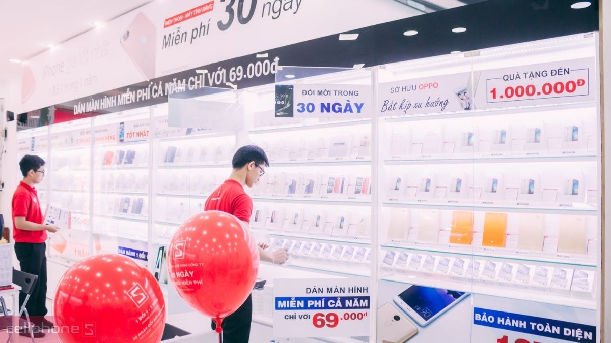 CellphoneS hiện phân phối nhiều mẫu điện thoại pin trâu