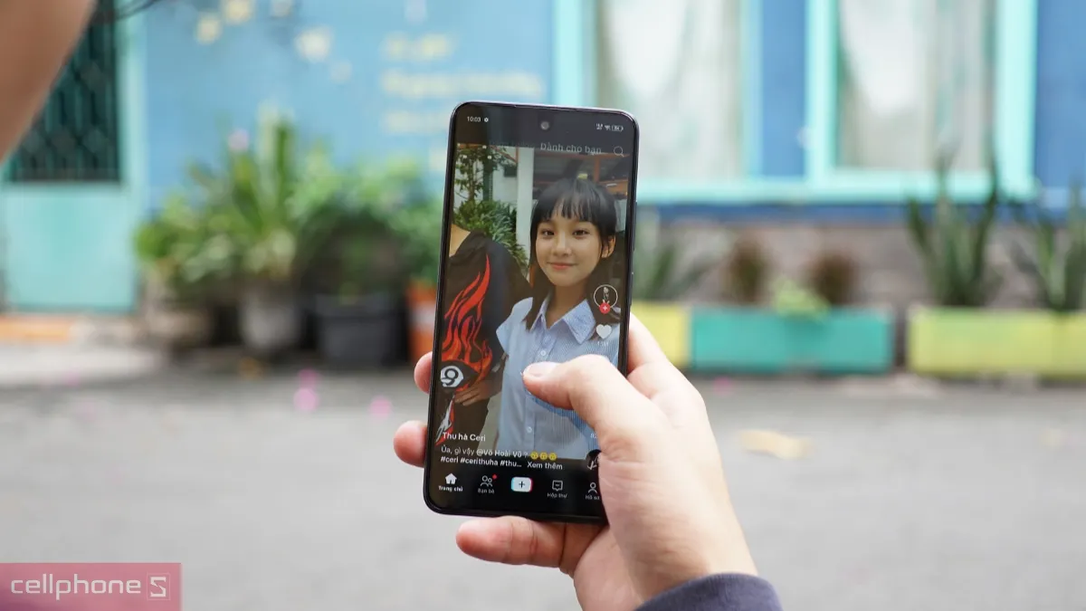 Trải nghiệm lướt xem video mạng xã hội mượt mà trên màn hình lớn của điện thoại iTel giá rẻ Trải nghiệm lướt xem video mạng xã hội mượt mà trên màn hình lớn của điện thoại iTel giá rẻ
