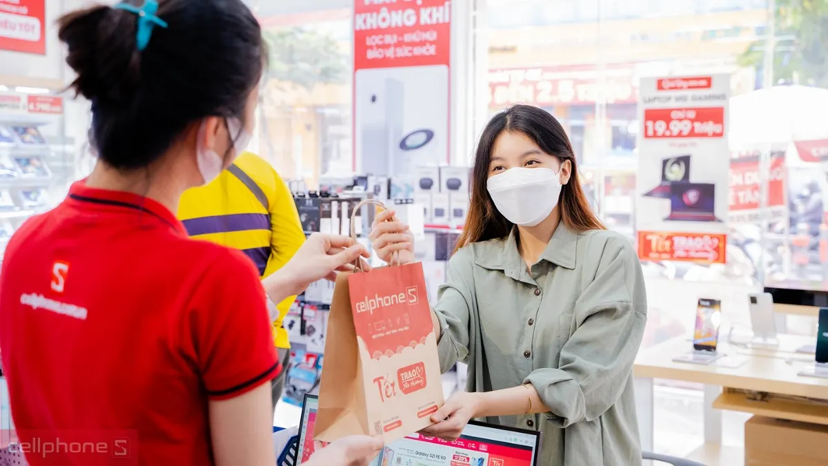 Khách hàng vui vẻ nhận túi quà mua sắm điện thoại iTel chính hãng tại cửa hàng CellphoneS Khách hàng vui vẻ nhận túi quà mua sắm điện thoại iTel chính hãng tại cửa hàng CellphoneS
