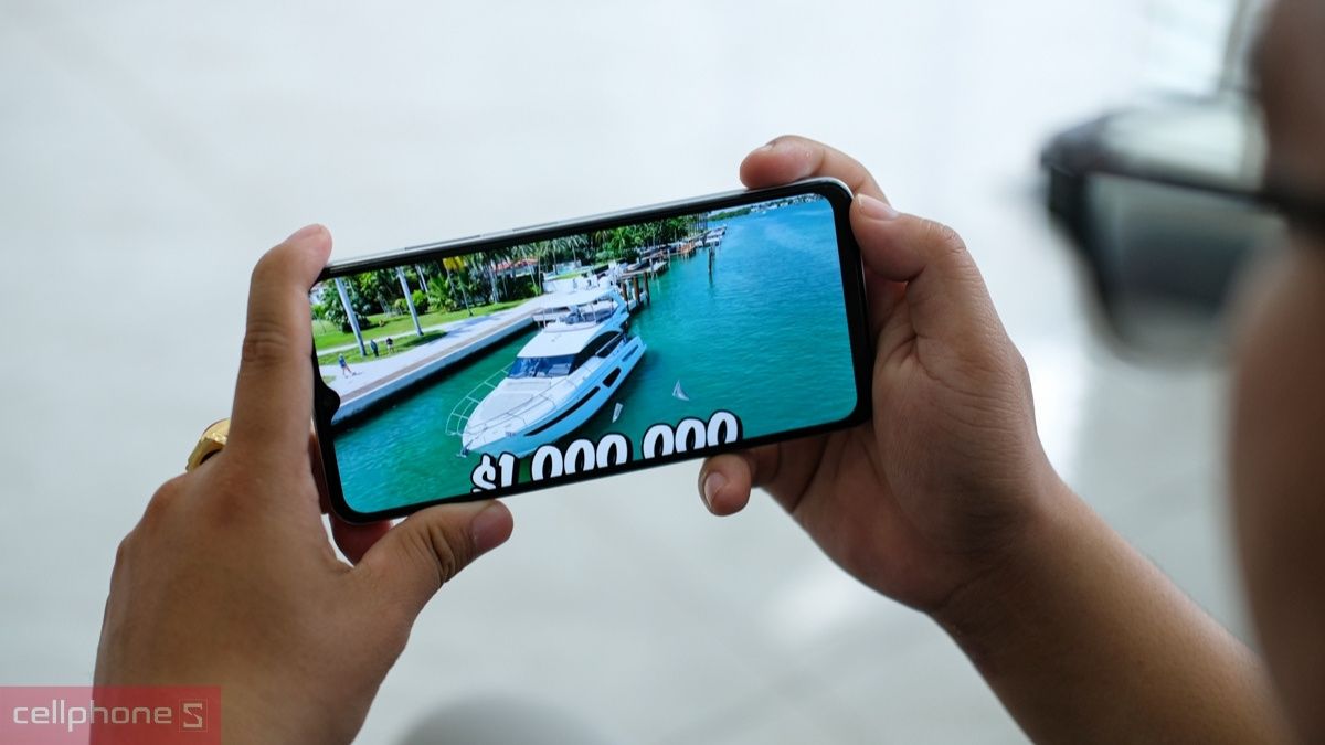 Trải nghiệm cầm nắm bằng hai tay chắc chắn, vừa vặn, thoải mái khi xem phim trên điện thoại Trải nghiệm cầm nắm bằng hai tay chắc chắn, vừa vặn, thoải mái khi xem phim trên điện thoại