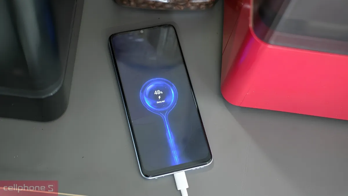 Điện thoại iTel hiển thị dung lượng pin và công nghệ sạc nhanh thực tế khi cắm dây sạc Điện thoại iTel hiển thị dung lượng pin và công nghệ sạc nhanh thực tế khi cắm dây sạc