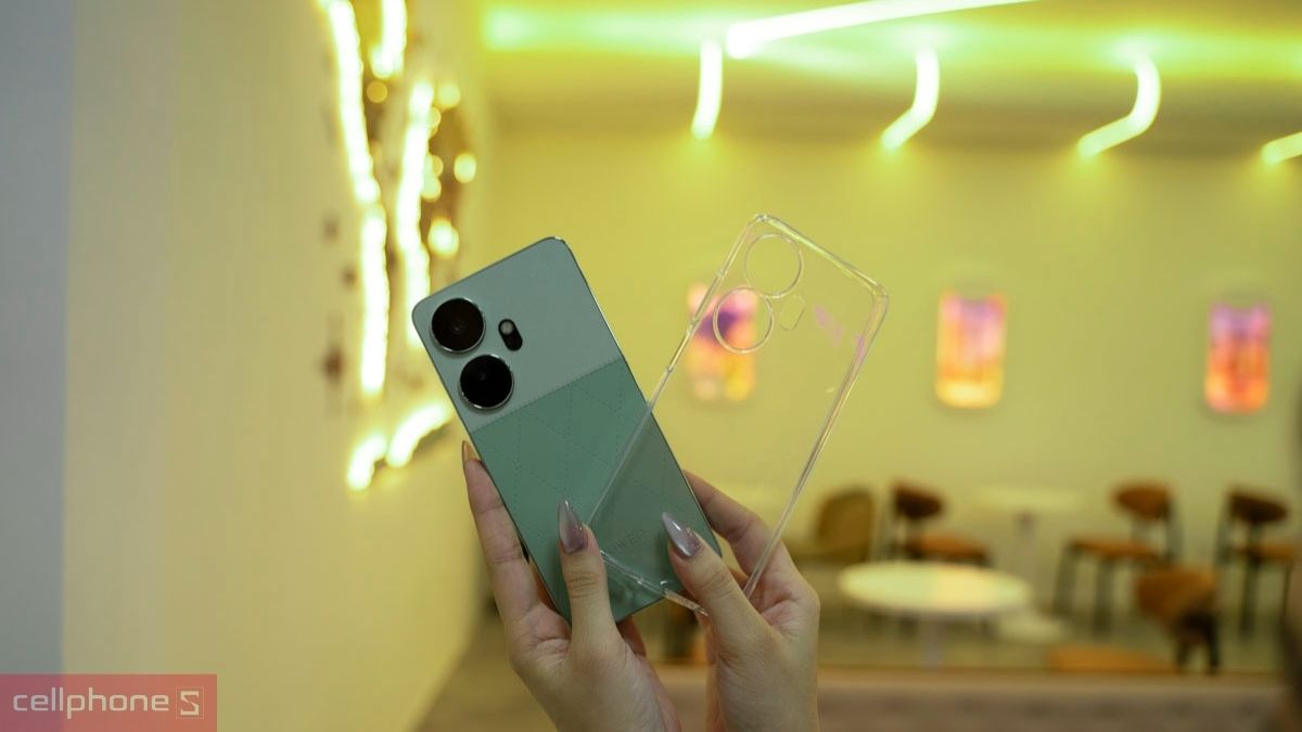 Điện thoại iTel màu xanh mint kèm ốp lưng trong suốt chính hãng đi theo máy giúp hạn chế va đập Điện thoại iTel màu xanh mint kèm ốp lưng trong suốt chính hãng đi theo máy giúp hạn chế va đập