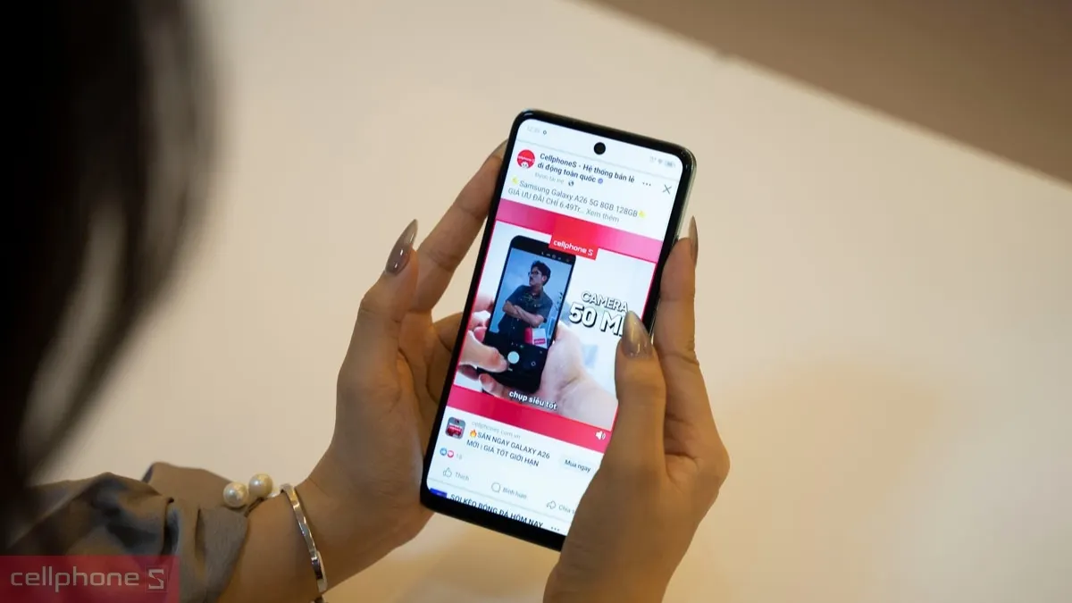 Người dùng lướt xem các chương trình khuyến mãi mua điện thoại iTel chính hãng trên fanpage CellphoneS Người dùng lướt xem các chương trình khuyến mãi mua điện thoại iTel chính hãng trên fanpage CellphoneS